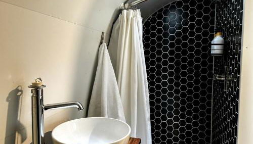 Waterfront, Pet Friendly Airstream near Lake George in the Adirondack, New York - Foto 4