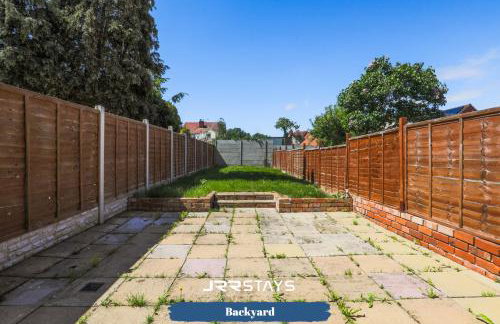 Nuneaton - Ideal 3 Bedroom, Wi-fi Parking, Sleeps 6 - JRR Stays - Foto 3