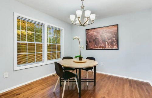 Spacious 5BR Retreat Sleeps 12,Large Deck - Foto 23