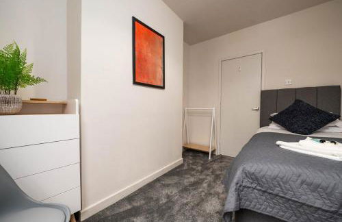 #34 Two bed apt Private Parking Stylish & homely - Photo 24