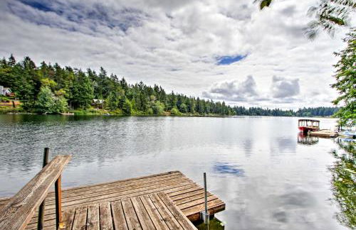 Anderson Island Retreat with Lakefront Deck and Canoe! - Foto 1