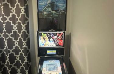 Stylish 4BR Getaway with Game Room, Grills & Cozy Outdoor Fire-Pit - Foto 9