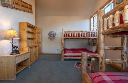 MAJESTIC VIEWS FAMILY LODGE with Large Deck - Photo 34