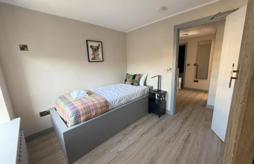 Holyrood Hidden Gem - Photo 25