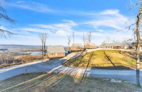 This is IT Cabin with a hot tub fire pit & indoor pool - Foto 25