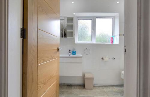 Spacious Heald Green Home with Free Parking - Pass the Keys - Photo 25