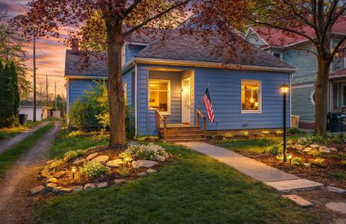 Blue & Gold Retreat sleeps 14 Minutes from ND - Photo 51