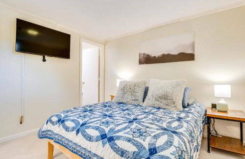 Renovated Ski-InandSki-Out Peru Condo at Bromley Mtn - Foto 14