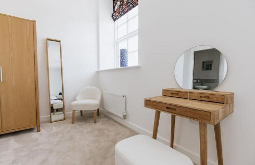 Grade II Mill Townhouse in Leeds with Free Parking which Sleeps 6 - Photo 43