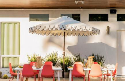 2 Rooms Sleeps 8 Retro Hotel w Pool Wesley King Studio Buyout by AvantStay - Foto 33