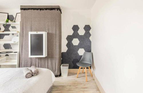 Bright & Stylish 4-Bed Home in the Heart of Morden - Photo 1