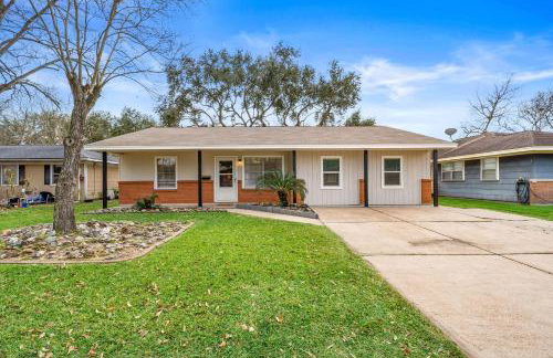 with Arcade and Covered Patio Sleep 9 in this 4 Bedroom 2 Bath Home 5 star host Deer Park TX - Foto 18