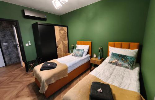 W Centrum Luksusowy Apartament, Duży Parking, Zameldowanie 24h, FV, Ekspres, XBOX, Klimatyzacja, Dwie Sypialnie, Kuchnia i Salon, Samo centrum miasta, - Foto 1