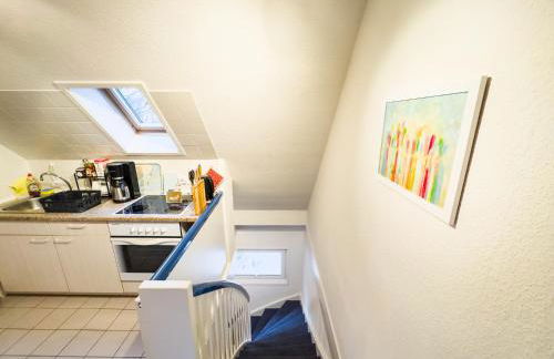 TraveNah - Ruhige 3-Zimmer-DG-Ferienwohnung im Grünen mit eigenem Eingang und Fahrradgarage - Foto 8