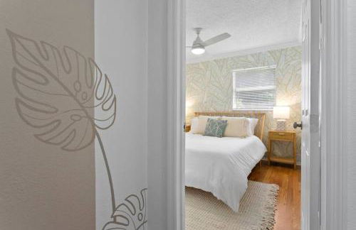 Sunny Palm Cottage W/ Hot Tub + Fire Pit + Grill + 10 to Beach! - Foto 4