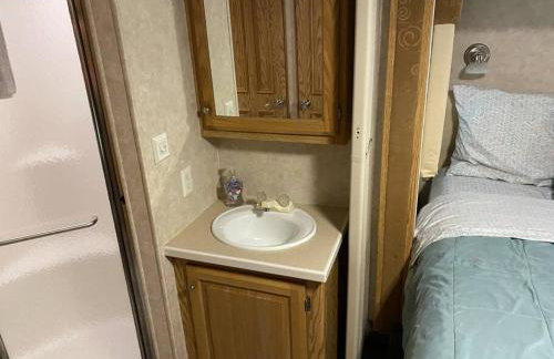 Betsie -35Ft RV Camper in Woods -Firepit & Hot Tub - Foto 12