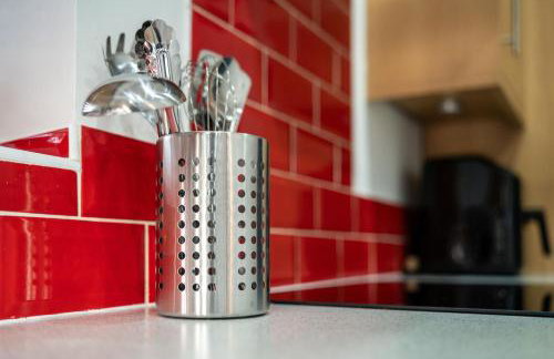 Cosy 3-Bed House With Parking, 5 Mins to QE & Uni - Photo 78