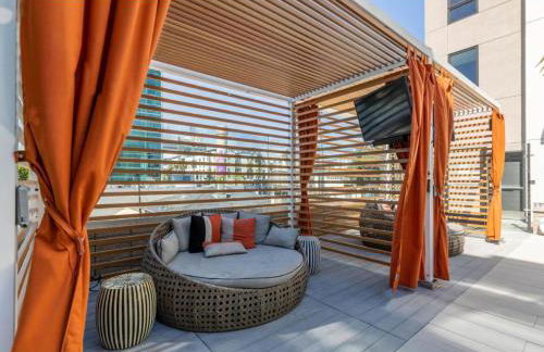 Hollywood Penthouse with Balcony & Pool View - Photo 65