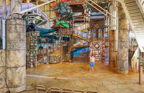 Family Getaway - Outdoor Activity Oasis - Mins to Downtown and Water Parks - Jacuzzi - Game Rm - Foto 55