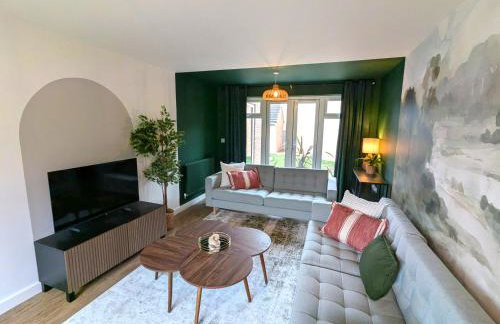 CHERRYTREES 5 Bed House, Sleeps 10, 3 Bathrooms, Parking, Ideal for Groups and Work Stays - Foto 9