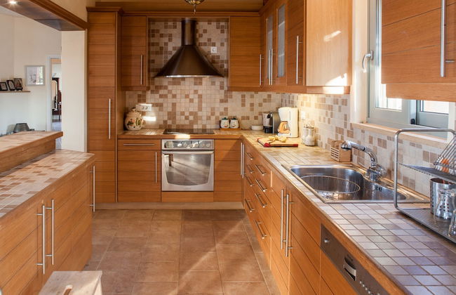 Absolute Villa by Stylish Stays - Photo 24