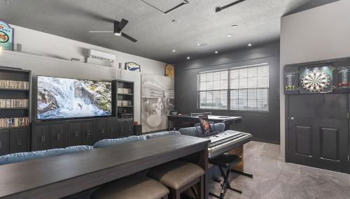 Luxurious 9BR Themed SE Facing Pool Hot Tub Theater Game Room BBQ 2 miles Disney - Foto 4