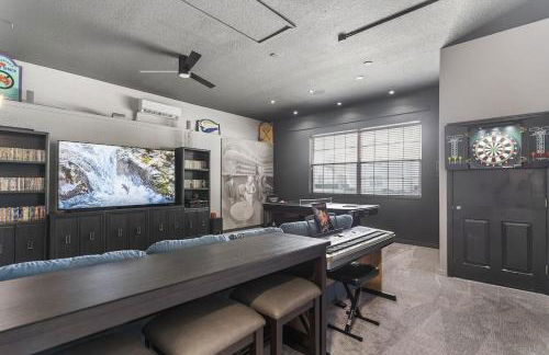 Luxurious 9BR Themed SE Facing Pool Hot Tub Theater Game Room BBQ 2 miles Disney - Foto 4