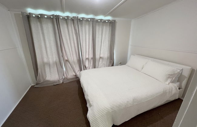 Pet Friendly 2 Bedroom Cottage with Yard - Photo 5