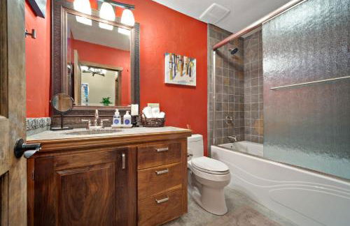 Ski-In Ski-Out Schweitzer Winter Chalet with Hot Tub - Foto 19