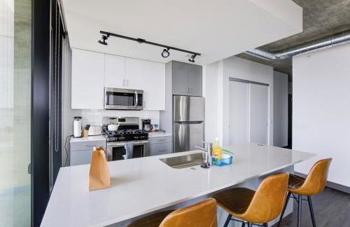 2BR Designer Loft Modern Luxe in City Center - Foto 25