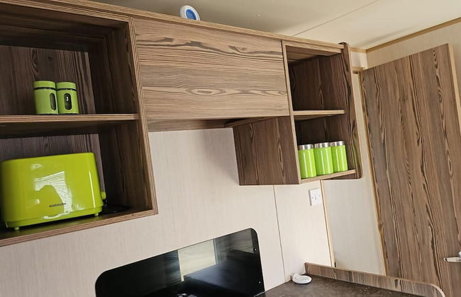 3 Bed Caravan - Near Beach, 5 Star Reviews, Wifi - Photo 12