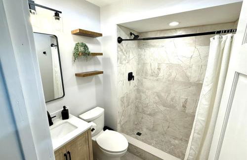 The Canopy 4BR Forest Escape Spa, Sip, and Unwind - Foto 7