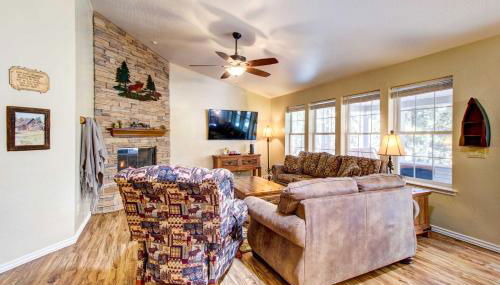 Winter Hikes and Ice Fishing Fun Cozy Show Low Home - Foto 4