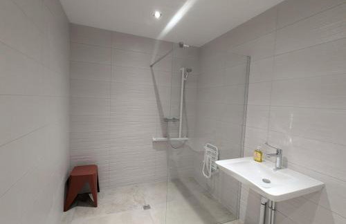 Gîte Montagne avec Piscine Chauffée, Spa et Sauna - Les Roches - FR-1-589-656 - Foto 9