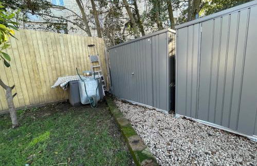 Glass and wood designer villa with garden in centertown - Foto 6