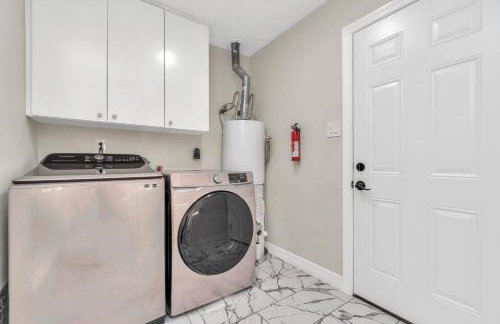 AccessibleGem 3BR Jacuzzi & Air Hockey Sleeps 13 Chinatown - Foto 9