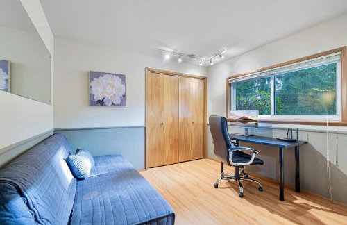 Charming and Spacious House with Relaxing Huge Deck - Foto 29