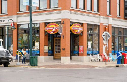 Private Hot Tub The Roost 16 Patio 2BR Downtown - Foto 26