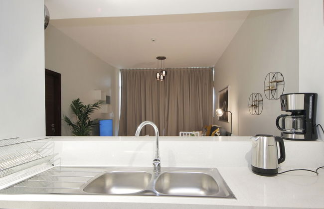 Luxury StayCation - Spacious Apartment Amidst Lush Green Parks - Photo 9