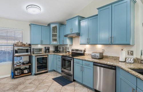 Beautiful Pet Friendly Home! Tropical Pool, Optional Golf Cart & Pool Heat, Minutes to Beach - Foto 4