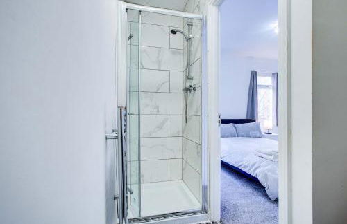 Newly Refurbished 3 Bed 2.5 Bath House in Staines - Foto 18