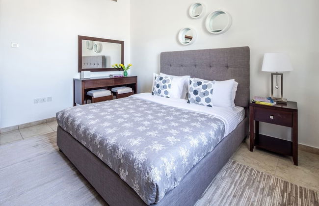 Outstanding 2BR in Serene JVT Neighborhood! - Photo 7