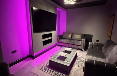 SK Stays Modern Luxury Home With Jacuzzi Bath & Cinema Room - Foto 15