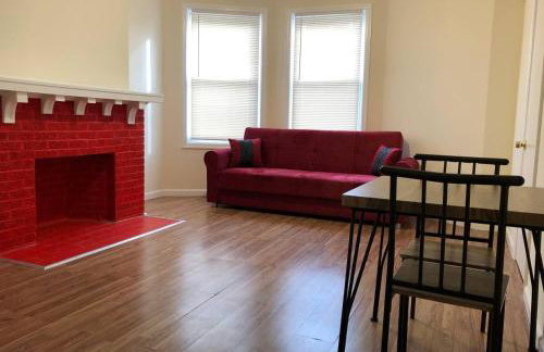 Large and private 3 bedroom and 1 bathroom apartment near Newark International Airport EWR and New York City, MetLife Stadium FIFA World Cup 20 minutes away - Foto 1