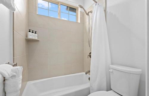 # Marbella Lane-Elegant 3BR Getaway with Superb Views - Foto 19