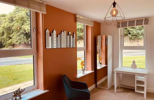 Cheerful 2-bed townhouse in Wakefield with parking - Foto 11