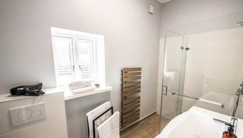 6 Zimmer 130 m2 Wundervoll sanierte Wohnung zentral ruhig hochwertig - Foto 4, towels, Shower, heating