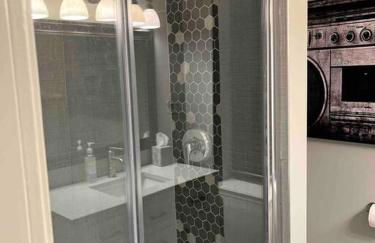 Trendy West Town Flat - 2 bed / 1.5 bath w parking - Foto 13