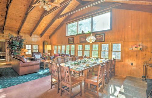 Riverfront Cabin in Alger with Patio and WiFi! - Foto 1