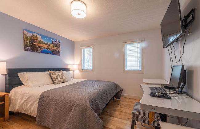 P1 - Private Hot Tub - 3 Bedroom Home - Mountain View - Photo 5